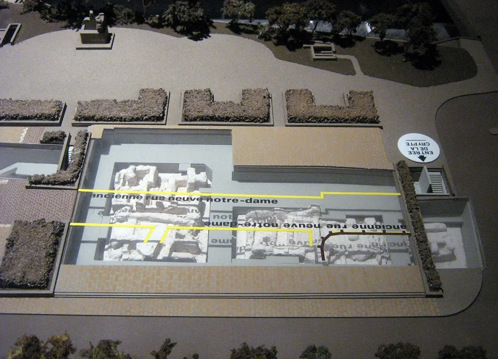 Model in the archaeological crypt near Notre-Dame. Context reconstruction, not the Hôtel-Dieu wall discovered in 2026.