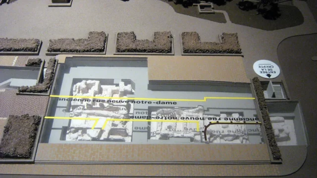 Model in the archaeological crypt near Notre-Dame. Context reconstruction, not the Hôtel-Dieu wall discovered in 2026.