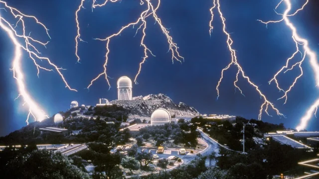 Lightning strikes near Kitt Peak Observatory; ordinary lightning, not verified ball lightning.