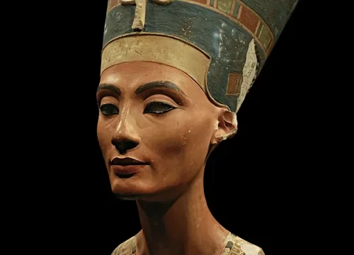 Bust of Nefertiti in Berlin. Artifact context, not evidence locating her burial.