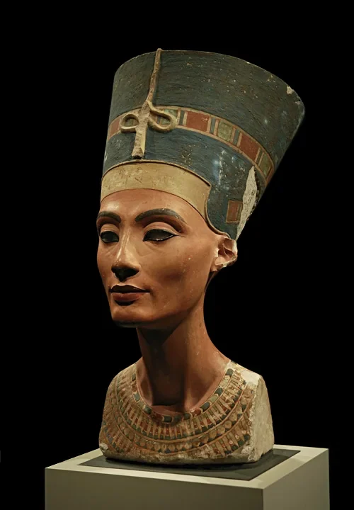 Bust of Nefertiti in Berlin. Artifact context, not evidence locating her burial.